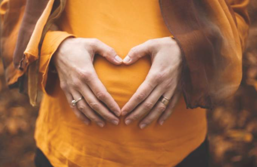 移动设备的使用可以帮助或阻碍与子宫内婴儿的联系