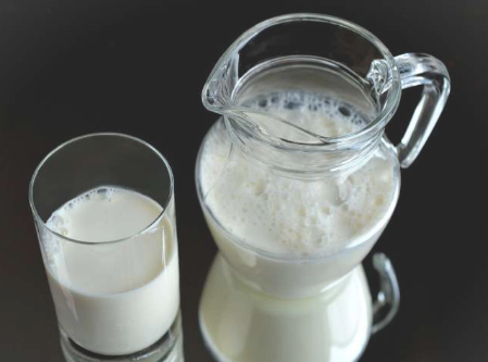 研究发现牛奶和水是吸收维生素 D 最有效的载体